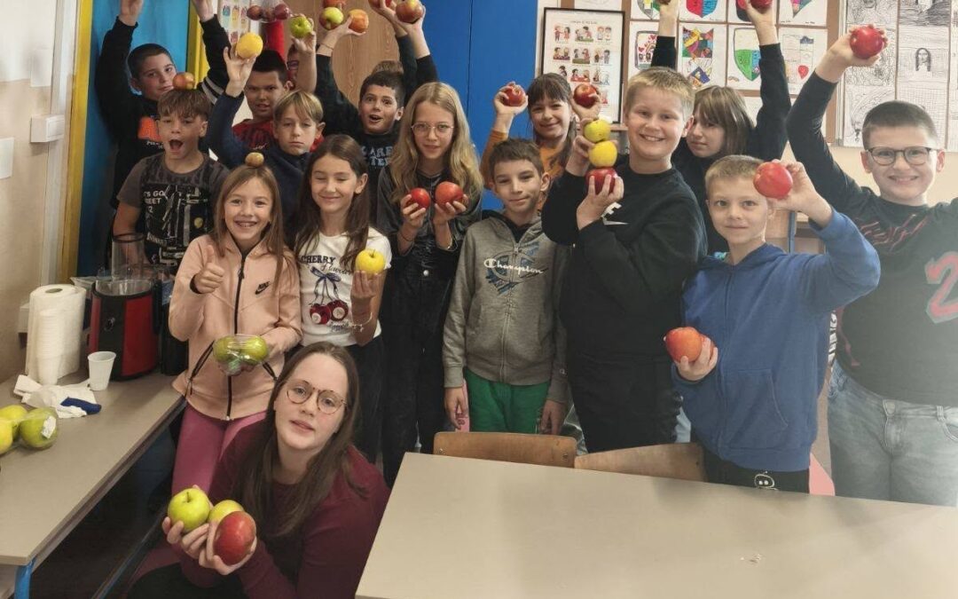 Četvrti razredi obilježili Dan jabuka