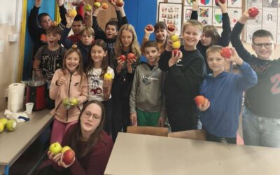 Četvrti razredi obilježili Dan jabuka